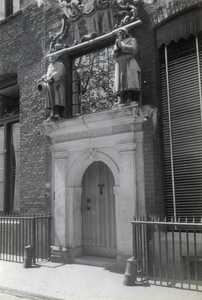 221158 Gezicht op de entree van het Diaconie Oude Mannen- en Vrouwenhuis (Huize Oudaen; Oudegracht 99) te Utrecht.
